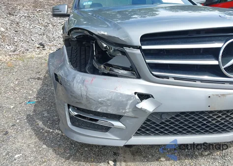 2014 Mercedes-Benz C 300 Sport 4Matic z USA, uszkodzony, nr VIN WDDGF8AB4ER304789